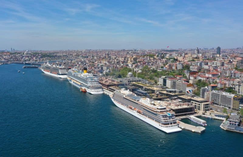 Blick auf den vollbesetzten Galataport in Istanbul