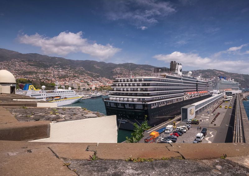 Blick auf die Mole von Funchal mit dem Madeira Cruise Terminal