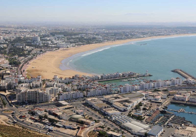 Blick von der Kasbah auf den Strand und die Marina von Agadir