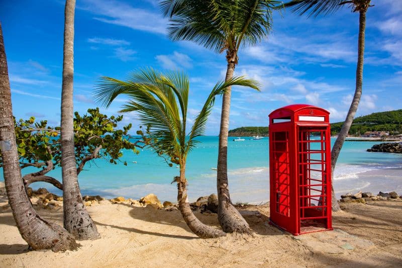 Die berühmte Telefonzelle am Dickinson Bay Beach Antigua