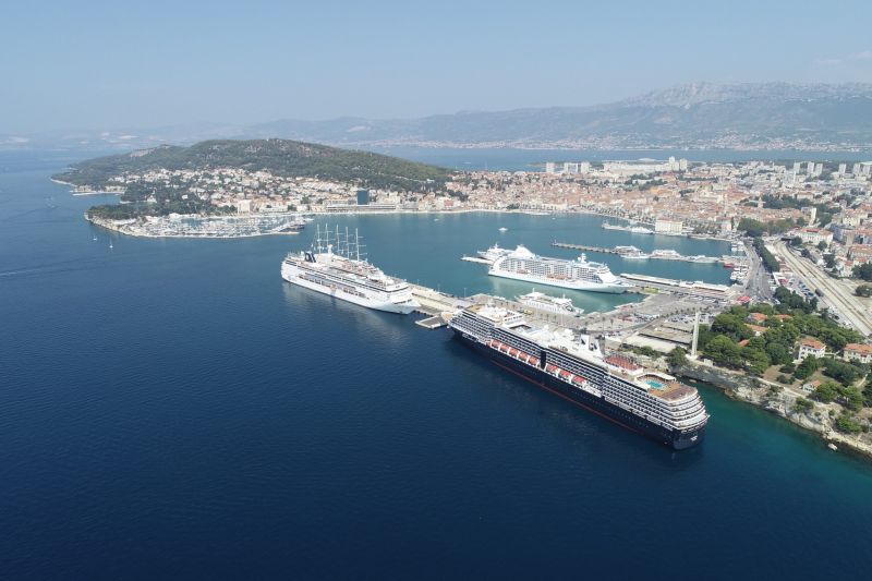Kreuzfahrtschiffe im Hafen von Split
