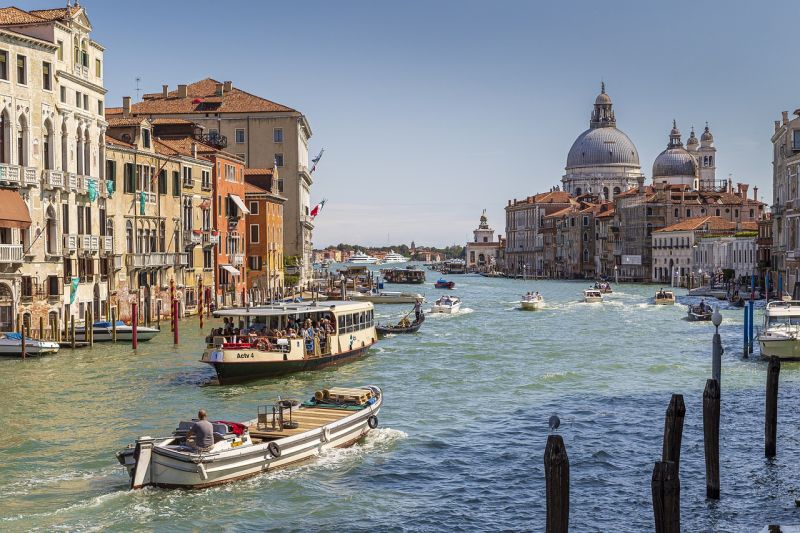 Viel Betrieb auf dem Canal Grande in Venedig
